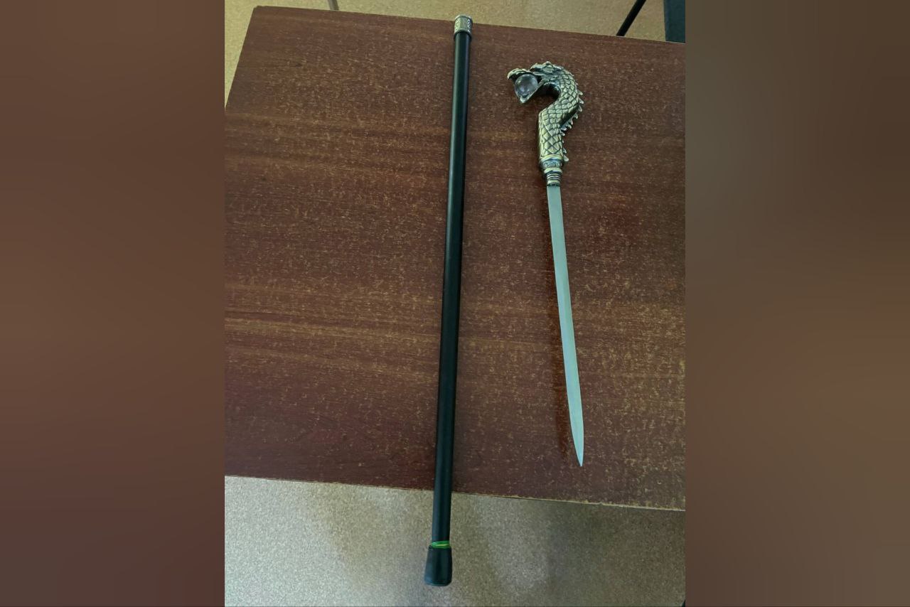 Саратовец пришел в здание суда с клинком в трости